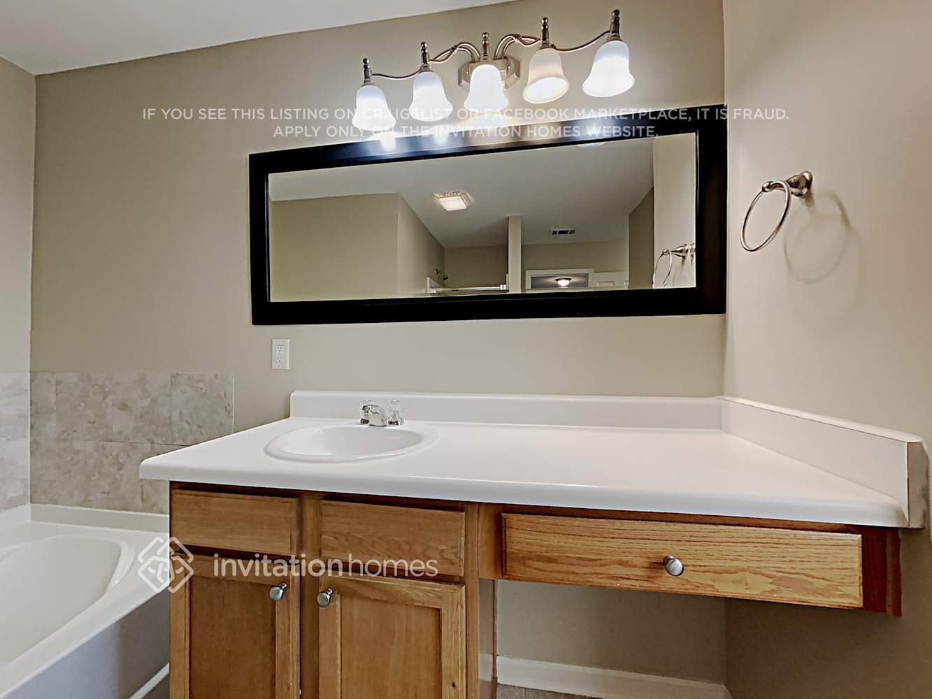 Building Photo - 2730 Englewood Dr