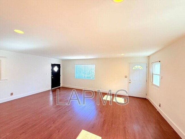 Building Photo - 4447 Lockwood Ave