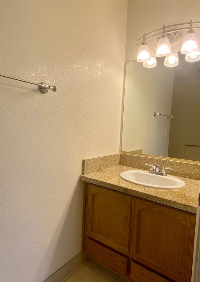 Building Photo - AVAILABLE NOW!!