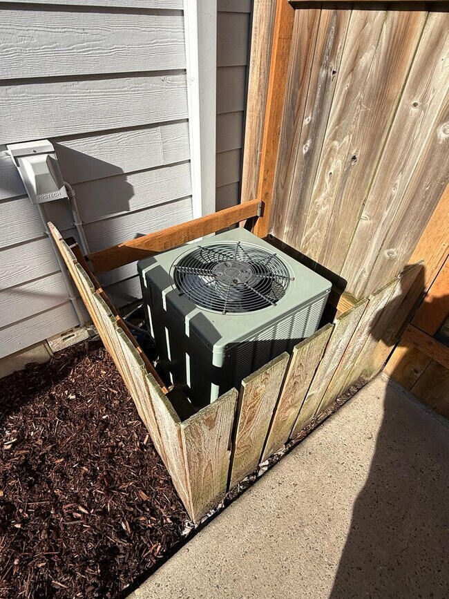 Building Photo - Beautifully Refurbished and updated Townhome style Home in Southeast Portland