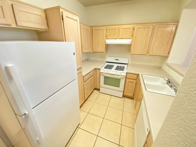 Building Photo - Charming 2 Bed/3Bath/2 Car Garage, Townhom...