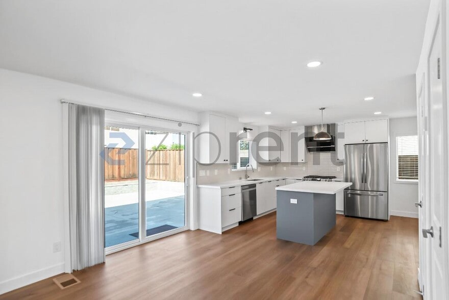 Building Photo - Unit