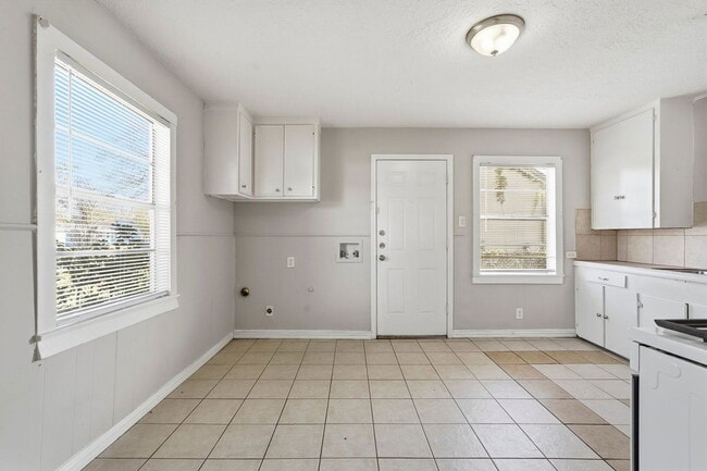 Building Photo - 729 13th Ave N