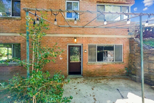 Building Photo - Bright & Stylish 2BR/1BA Condo in Sought-After Sumner Court in Bethesda
