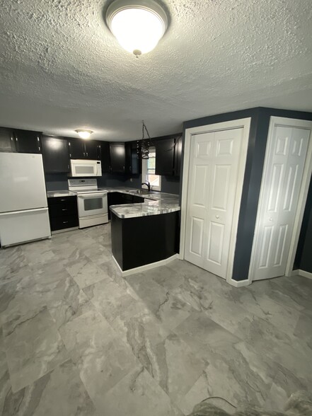 Primary Photo - 15 Bradley St