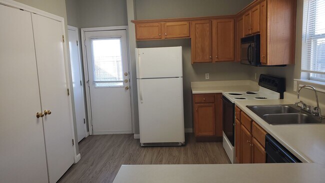 Building Photo - 133.135 Marvin Cove