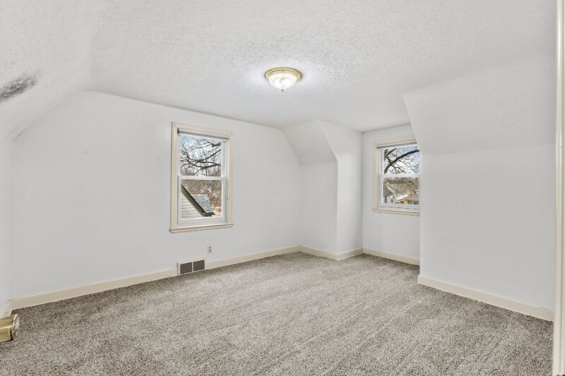 Building Photo - 1936 N Park Ave