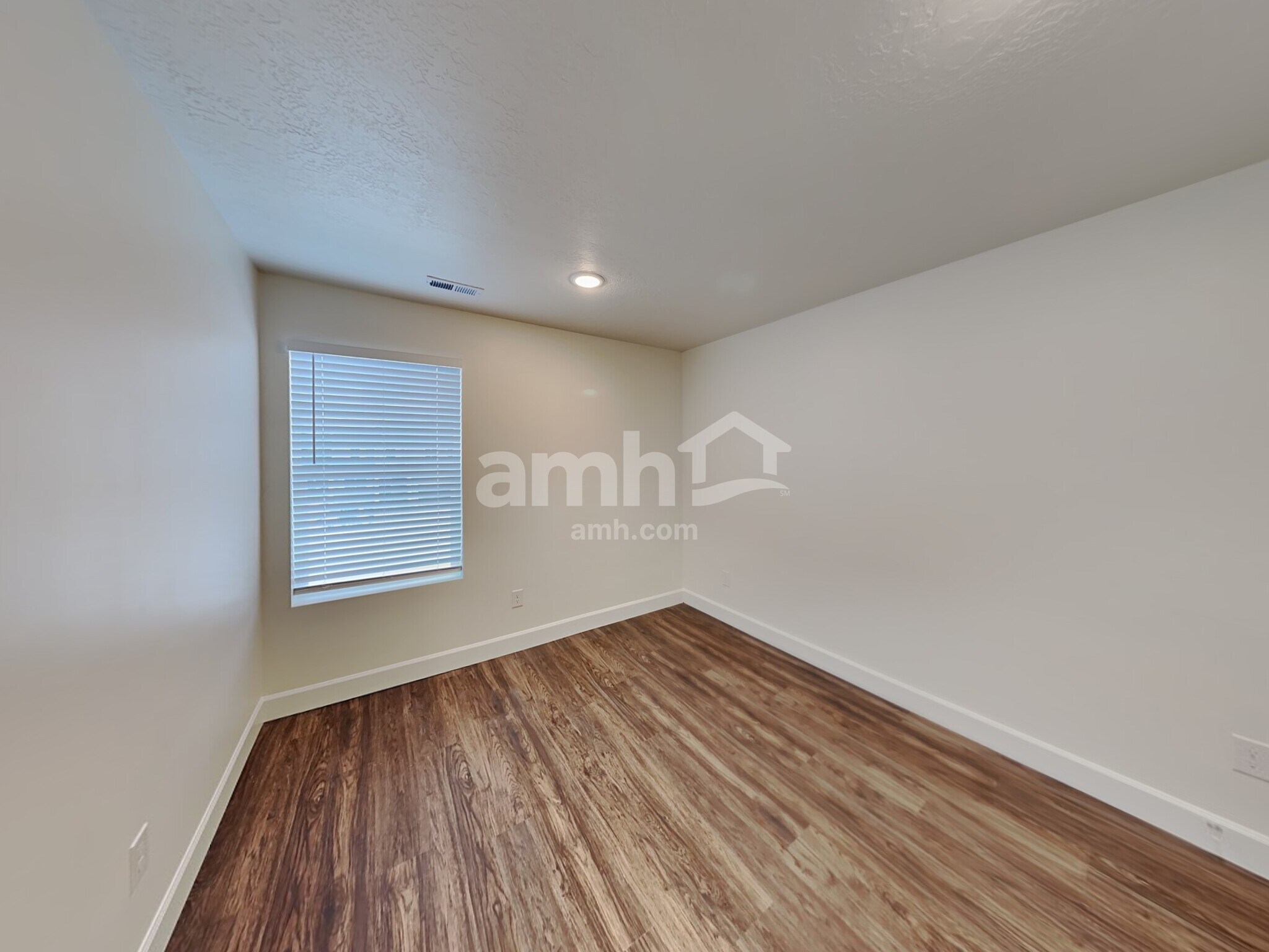 Building Photo - 2222 E Silverado Ln