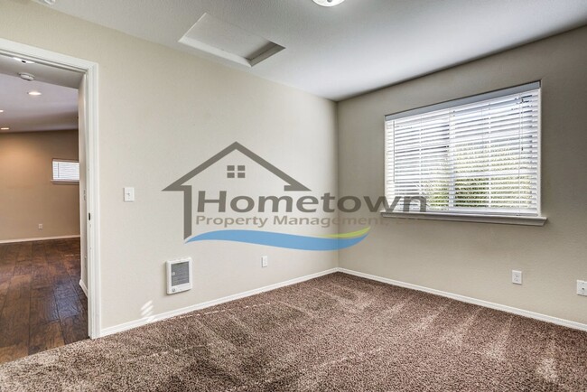 Building Photo - Beautiful 1 Bed 1 Bath Cottage Centrally L...