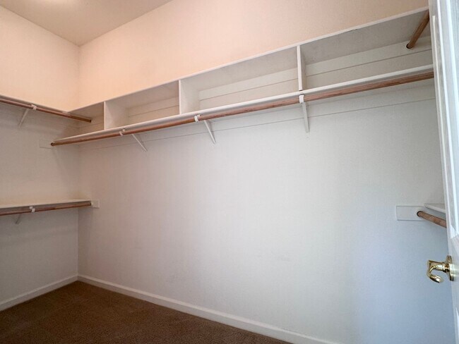 Building Photo - Beautifully Maintained Single Story 4 Bed ...