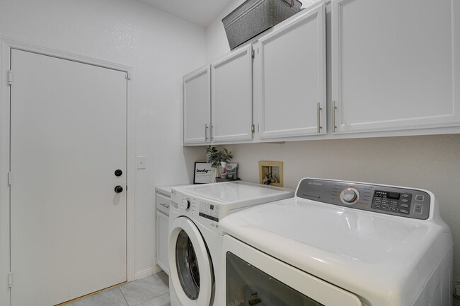 Building Photo - FULLY FURNISHED 3BEDROOM HOME IN NORTH LAS...