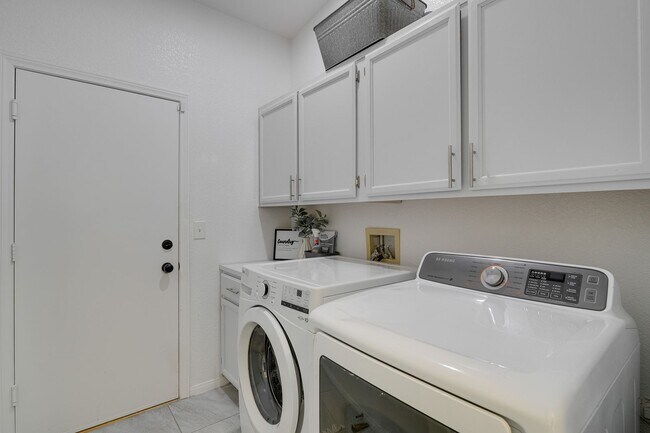 Building Photo - Fully Furnished Single-Story Gem – Spaciou...