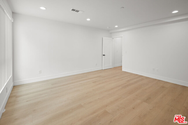 Building Photo - 2700 Fletcher Dr