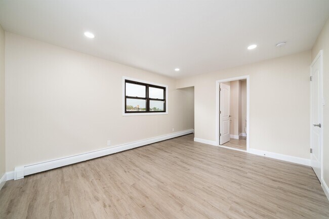 Building Photo - 213 Manhattan Ave