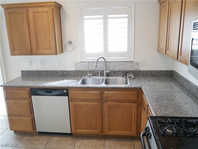 Building Photo - 6051 W Dewey Dr