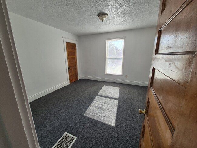 Building Photo - 635 S 39th St