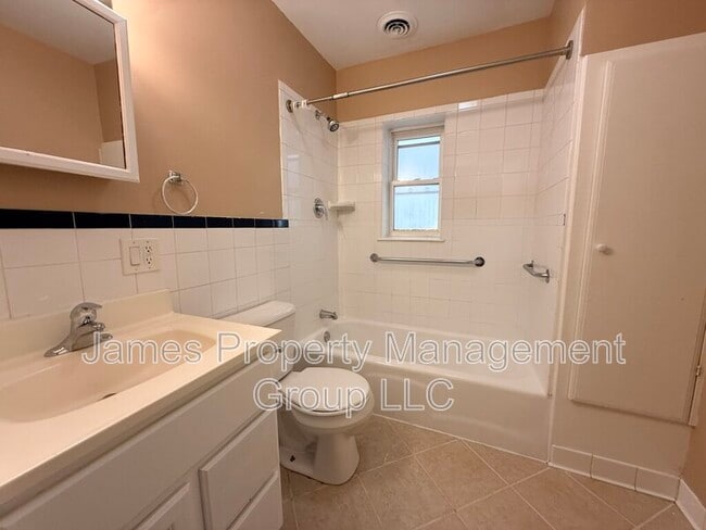 Building Photo - 835 N Paulina St
