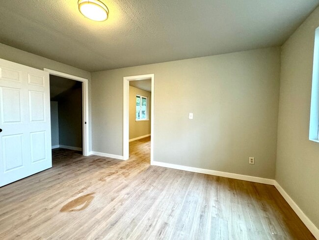Building Photo - Modern 2BR, 1.5BA Duplex in Gig Harbor - F...