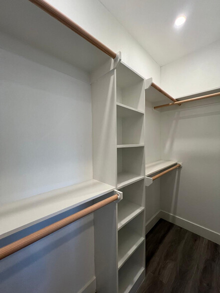 Building Photo - Room in Apartment on Richlands Way