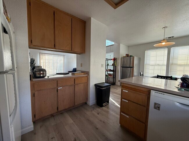 Building Photo - 2802 Sycamore Ln