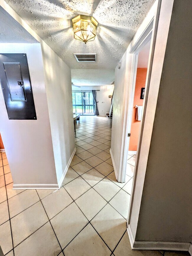 Building Photo - LEASE PENDING Annual/Seasonal turnkey furnished 2/2 end townhome in waterfront community by Siest...