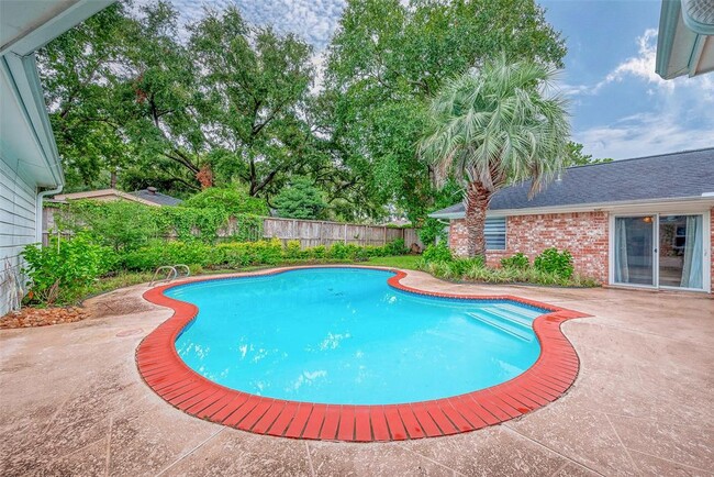 Building Photo - 10118 Briar Forest Dr
