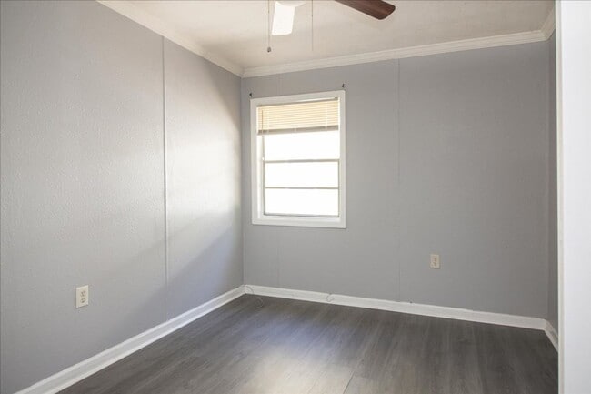 Building Photo - 3bd/1ba w/ Side Porch and Fully Fenced In Backyard!