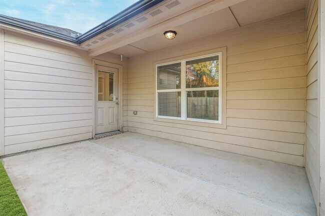 Building Photo - 1208 Bluffview Dr