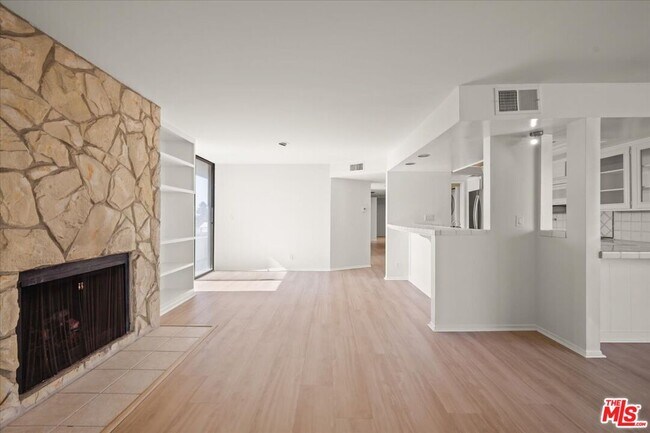 Building Photo - 15480 Antioch St
