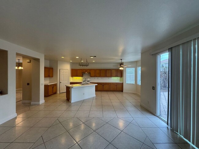 Building Photo - Nice House 5 beds 3.5 bath for lease in Eastvale