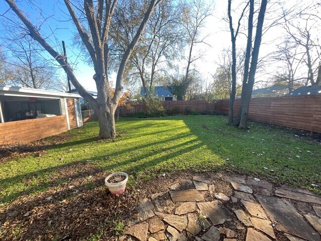 Building Photo - 806 E 3rd St