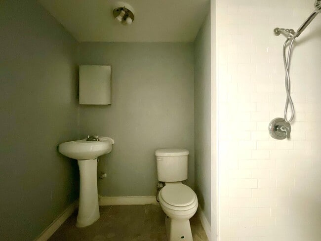 Building Photo - ALL BILLS PAID!!! Convenient Studio Unit!