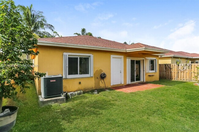 Building Photo - 213 SW 15th Pl