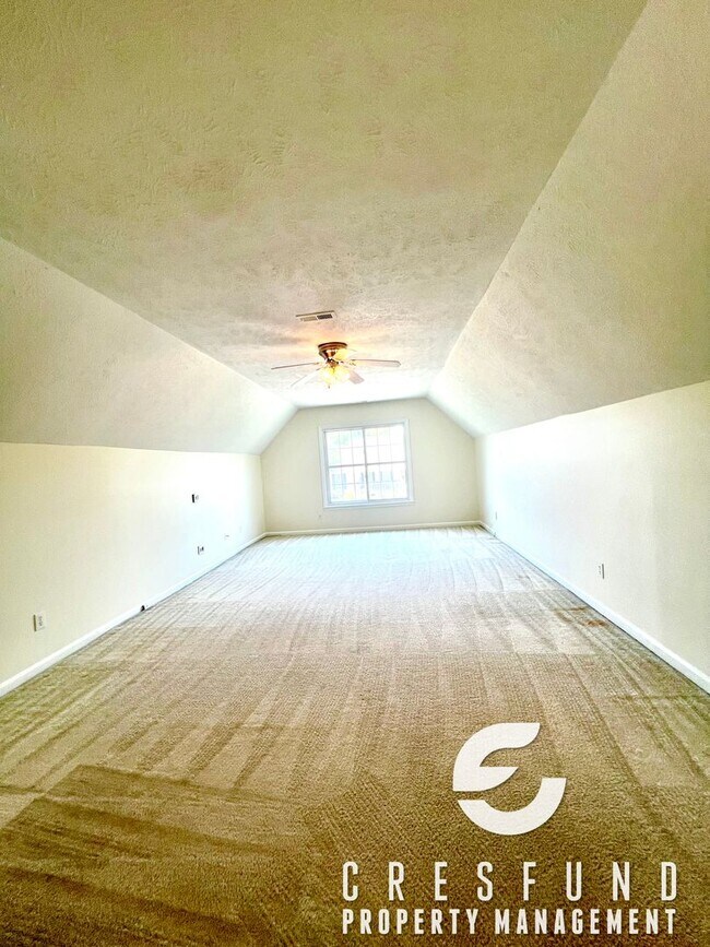 Building Photo - OVER 2000 SQ. FEET - Minutes Away from JAC...
