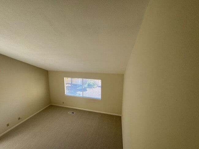 Building Photo - Spacious Townhouse in the Desired Bancroft...