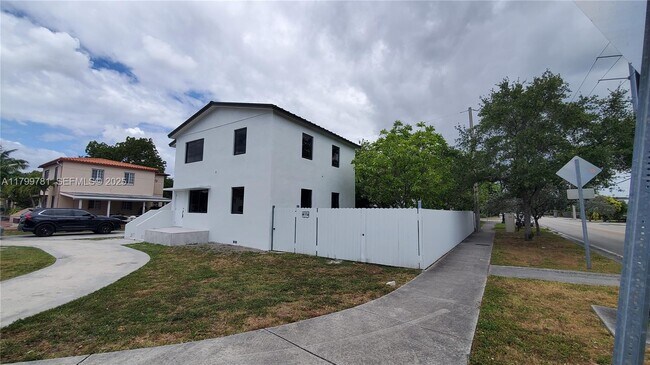 Building Photo - 6201 SW 22nd St