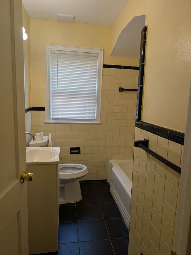 Building Photo - 3 bedroom 1 bath Detroit westside near 8 m...