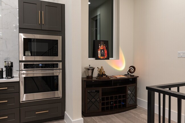 Building Photo - 913 Thompson St