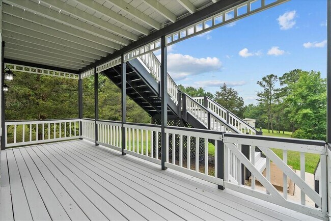 Building Photo - 401 Paradise Dr