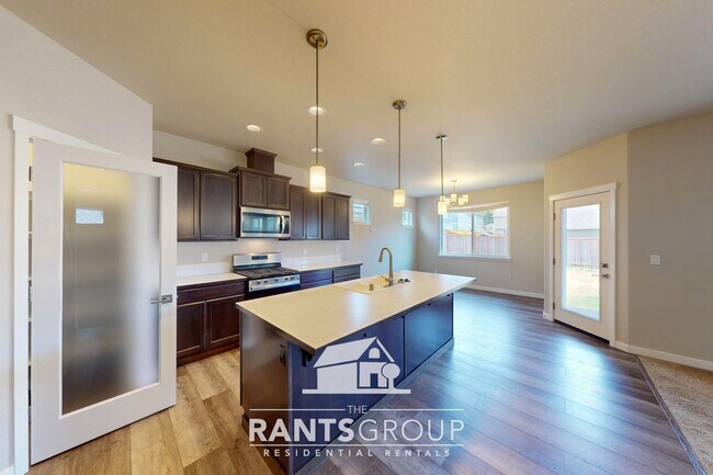 Building Photo - Beautiful 3 bedroom, 2.5 bath, 2-story home in Steilacoom Ridge