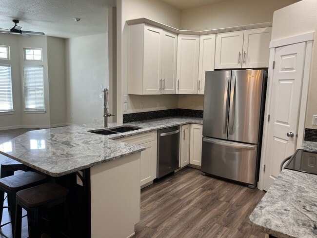 Building Photo - 1820 W Camelot Dr