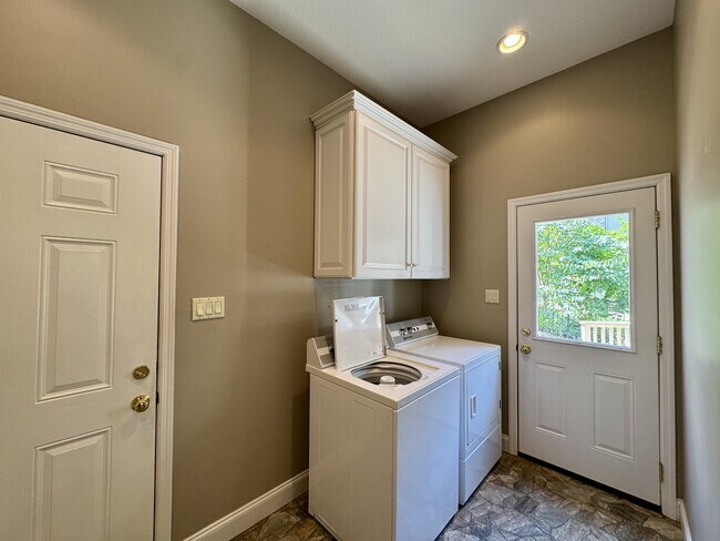 Building Photo - 124 Vinita Ln