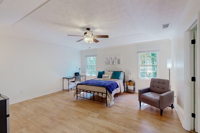 Building Photo - 5629 Southern Pines Ct