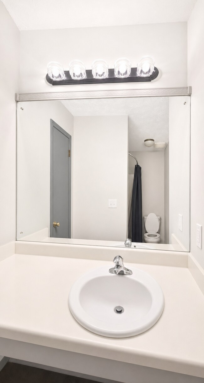 Building Photo - 2052 Brook Valley Ct