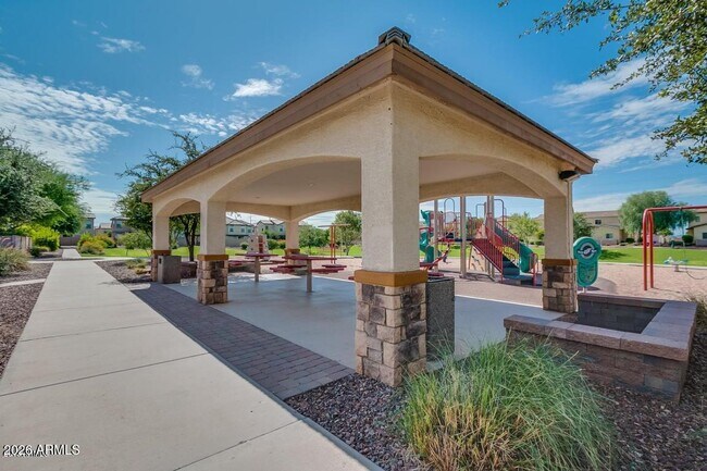 Building Photo - 4698 E Laurel Ave