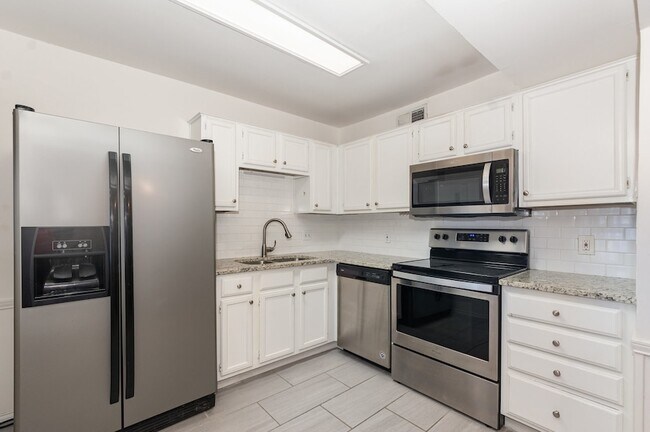 Building Photo - 8750 Park Ln
