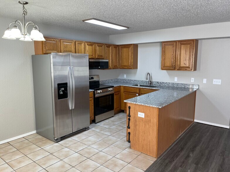 Kitchen - 887 N Daisy Ln