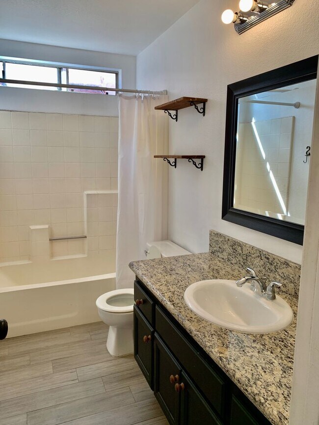 Building Photo - Nice Single Story Home