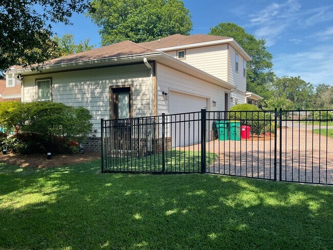 Building Photo - Southern Charm Meets Modern Luxury!!
