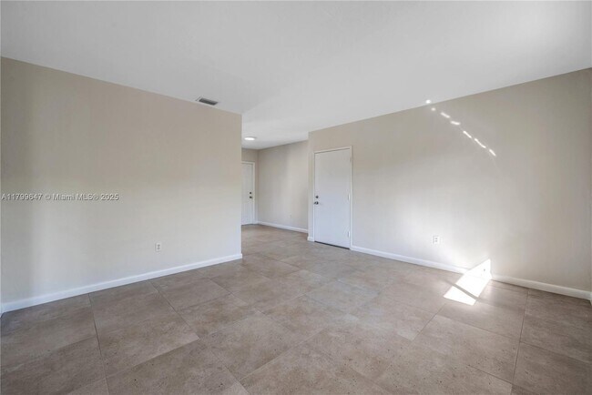 Building Photo - 930 SW 24th Ct